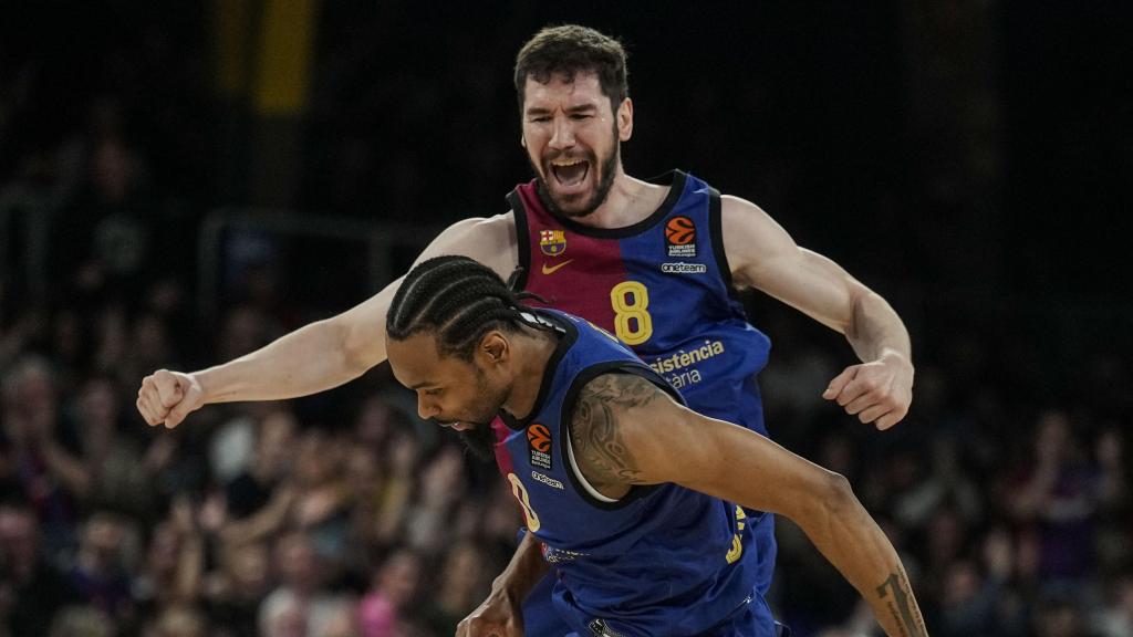 Darío Brizuela y Kevin Punter celebran una canasta del Barça de basket en la Euroliga
