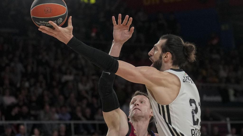 Jan Vesely defiende a Tornike Shengelia en el Barça de basket-Virtus Bolonia