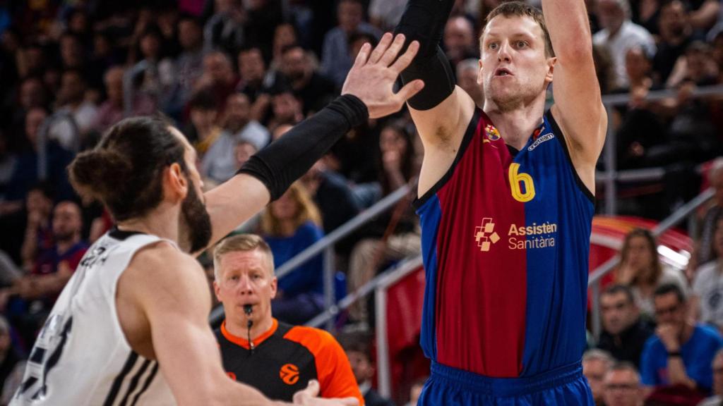 Jan Vesely lanza a canasta en el Barça de basket-Virtus Bolonia de Euroliga