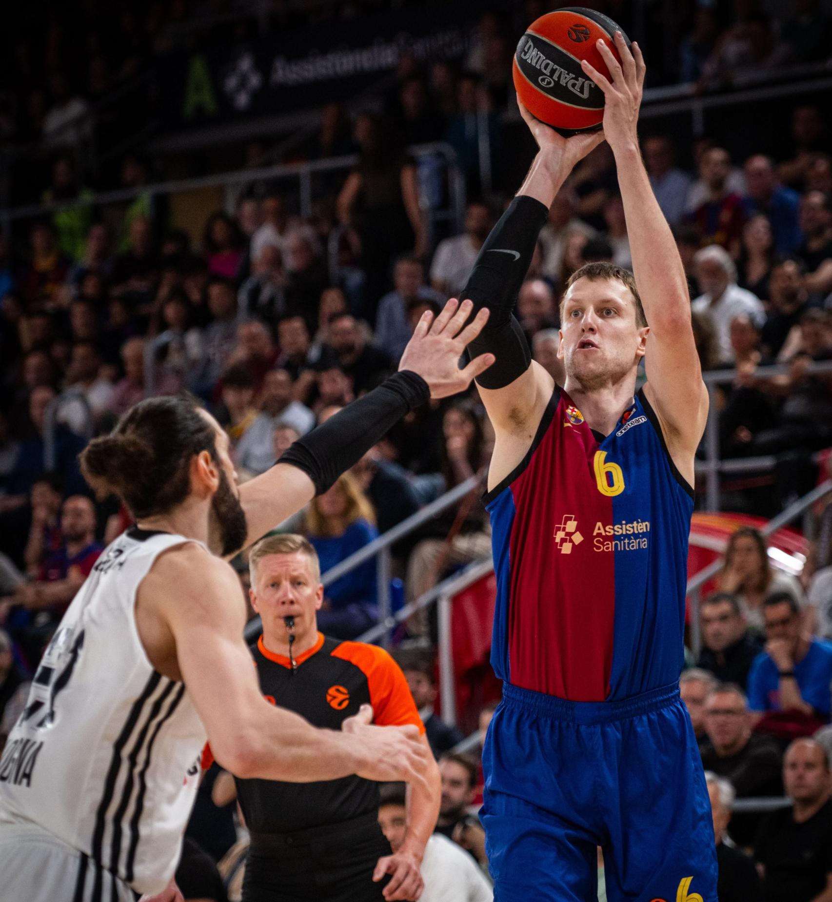 Jan Vesely lanza a canasta en el Barça de basket-Virtus Bolonia de Euroliga