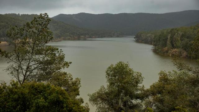Vista del embalse de Foix al 100% de su capacidad, a 19 de marzo de 2025