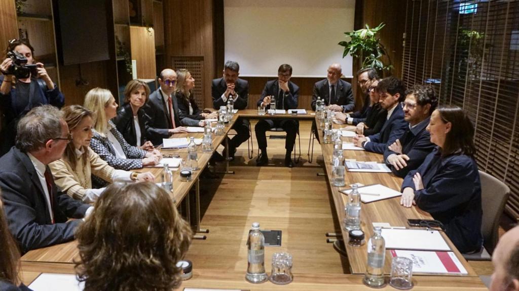 El presidente de la Generalitat, Salvador Illa (c), durante una reunión con la Cámara de Comercio de España en Italia en Hotel Palazzo Cordusio, en la ciudad italiana de Milán, en el marco de una visita de dos días a Italia