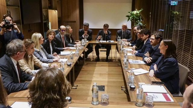 El presidente de la Generalitat, Salvador Illa (c), durante una reunión con la Cámara de Comercio de España en Italia en Hotel Palazzo Cordusio, en la ciudad italiana de Milán, en el marco de una visita de dos días a Italia