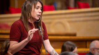 La diputada de la CUP, Laure Vega, durante una sesión de control al presidente de la Generalitat, en el Parlament
