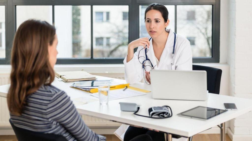 Doctora con paciente