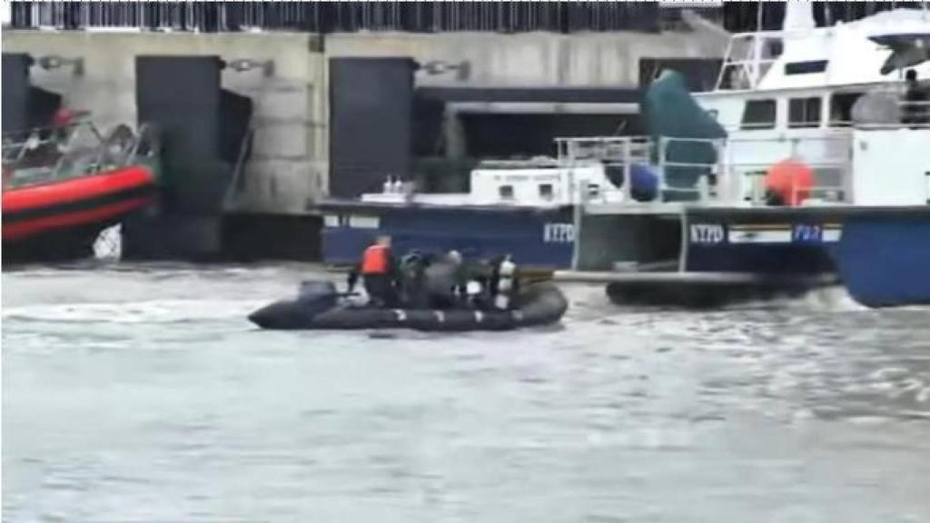 Los servicios de emergencia acudiendo al lugar donde se estrelló el helicóptero en el río Hudson de Nueva York