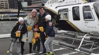 Agustín Escobar Cañadas, Mercè Camprubí Montal y sus tres hijos, antes de subirse al helicóptero