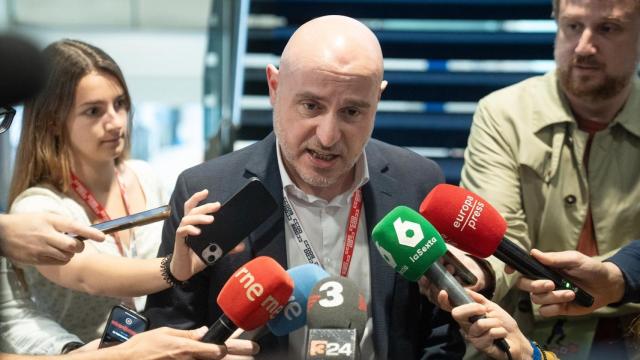 Carlos Prieto realiza declaraciones ante la prensa sobre el accidente de helicóptero en Nueva York a su llegada al 13 Congreso de CC. OO. de Catalunya