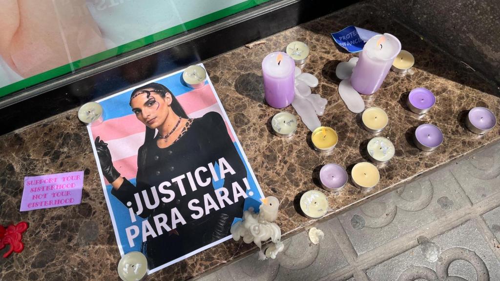 Altar improvisado en recuerdo a Sara Millerey