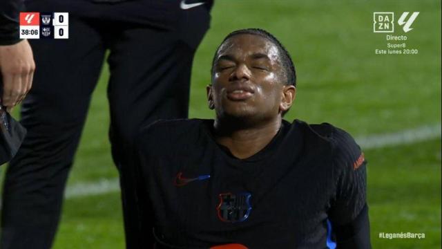 Alejandro Balde se lamenta tras lesionarse en el partido Leganés-Barça