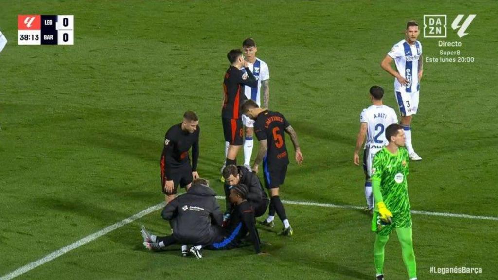 Alejandro Balde, atendido por las asistencias médicas del Barça contra el Leganés