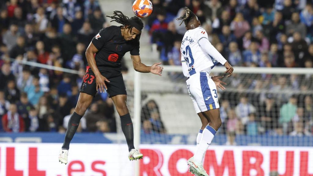 Koundé cabece el balón en Leganés