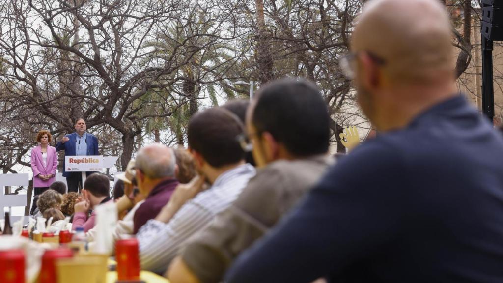 El presidente de ERC, Oriol Junqueras (d), y la secretaria general del partido, Elisenda Alamany (i), en la Fiesta de la República el 12 de abril de 2025