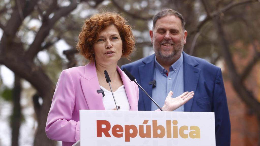 El presidente de ERC, Oriol Junqueras (d), y la secretaria general del partido, Elisenda Alamany (i), participan en un acto del partido durante la Fiesta de la República el 12 de abril de 2025