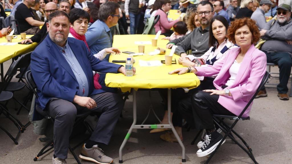 El presidente de ERC, Oriol Junqueras (i), y la secretaria general del partido, Elisenda Alamany (d), participan en un acto del partido durante la Fiesta de la República el 12 de abril de 2025