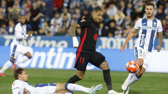 Raphinha pugna por el balón durante el Leganés-Barça de Liga