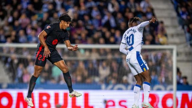 Jules Koundé realiza un despeje durante el Leganés-Barça de Liga