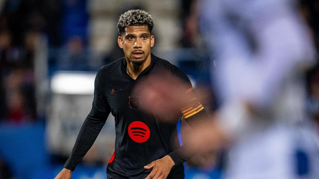 Ronald Araujo controla el balón durante el Leganés-Barça de Liga