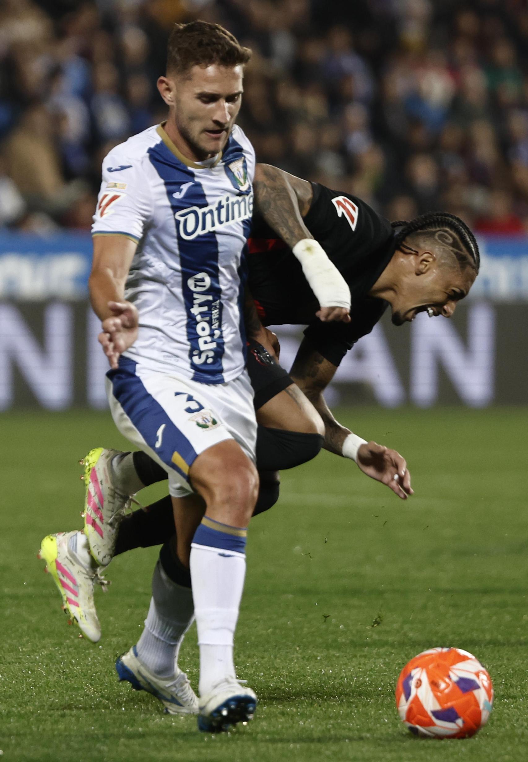 Raphinha cae al césped tras un choque con Jorge Sáenz en el Leganés-Barça de Liga