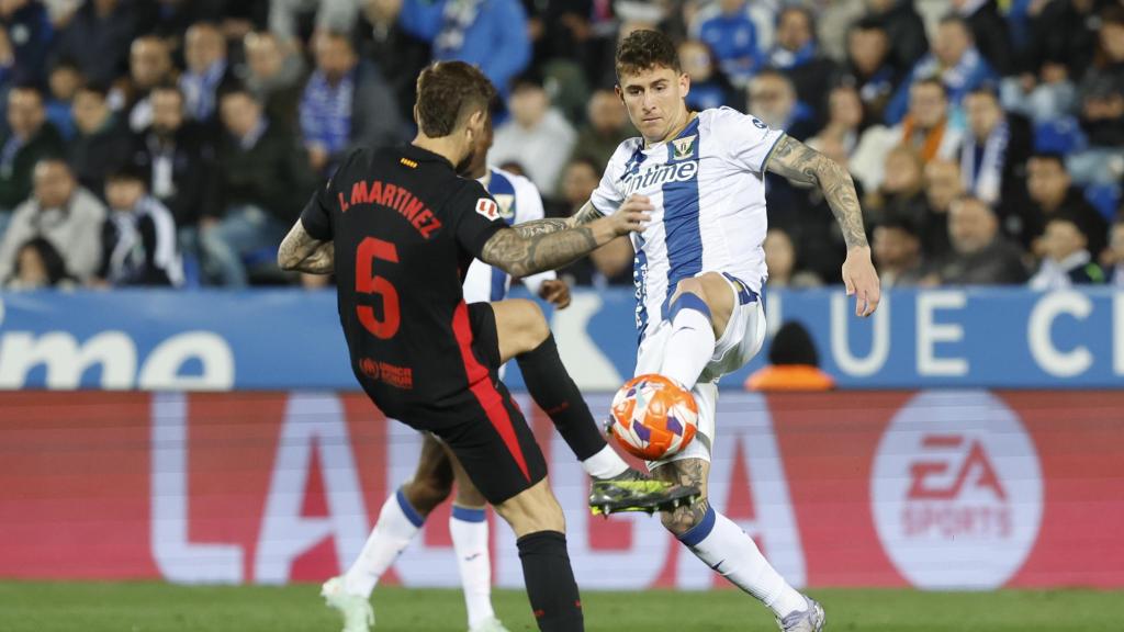 Iñigio Martínez pugna por el balón con Dani Raba, durante el Leganés-Barça de Liga