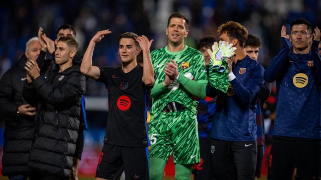 Los jugadores del Barça aplauden a la afición culé en Butarque después de vencer al Leganés
