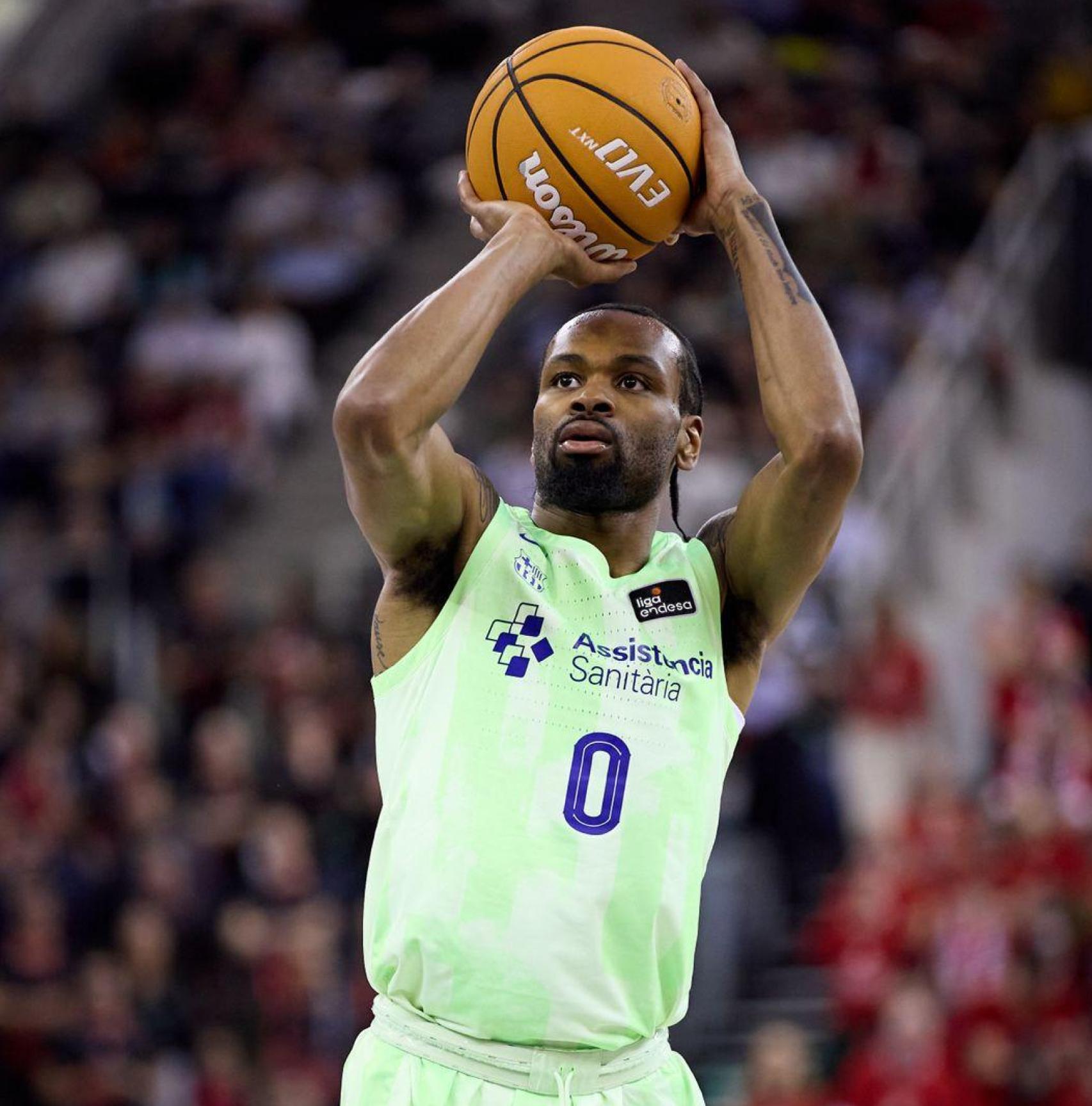 Kevin Punter lanza un tiro libre en el Granada-Barça de basket de Liga ACB