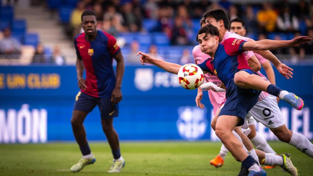 Toni Fernández prueba una volea en el Barça B-Sestao River de Primera RFEF