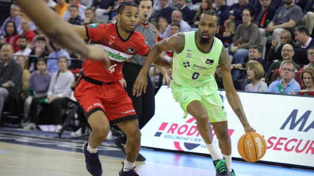 Kevin Punter conduce el balón en el Granada-Barça de basket de Liga ACB