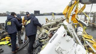 Inviestigadores examinan restos del helicóptero siniestrado en el río Hudson