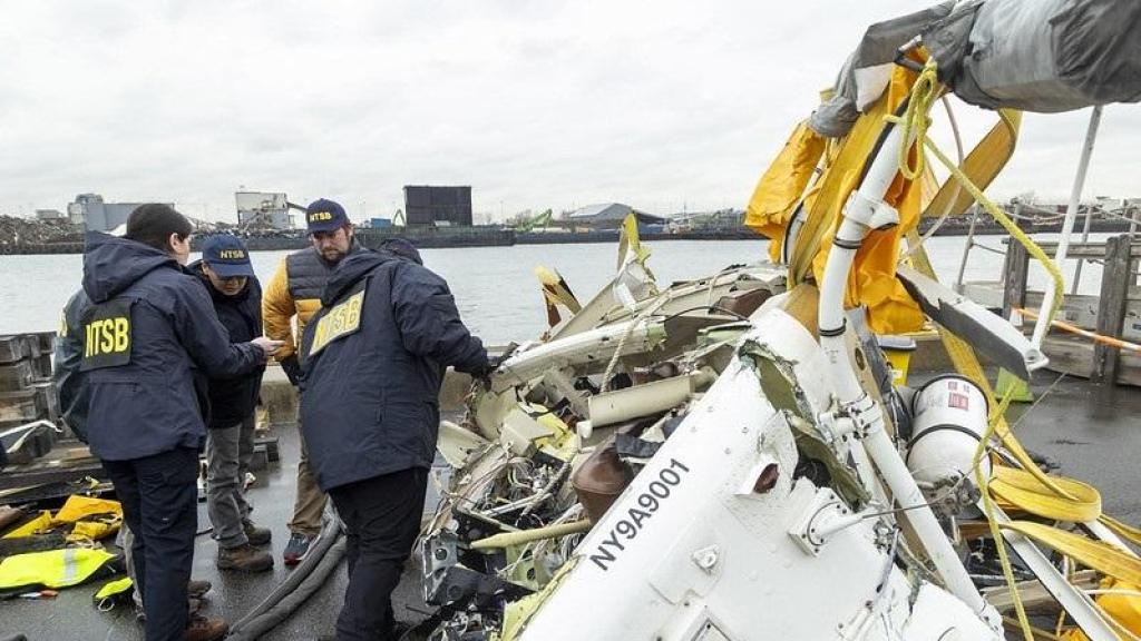 Inviestigadores examinan restos del helicóptero siniestrado en el río Hudson
