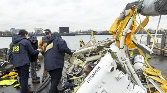 Inviestigadores examinan restos del helicóptero siniestrado en el río Hudson