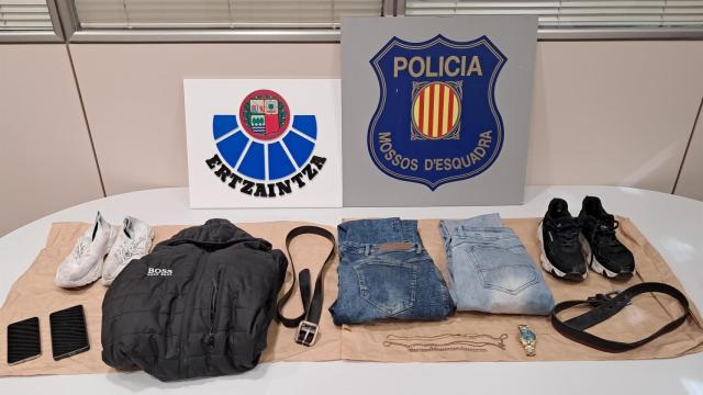 Material incautado en la investigación entre la Ertzaintza y los Mossos d'Escuadra por un asesinato en una vivienda de Irun