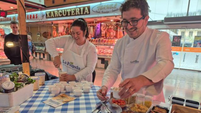 El chef Marc Balló, durante la degustación de helados en el mercado de Barcelona | Foto de La Fageda