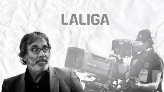 Tatxo Benet, presidente y CEO de LaLiga, con el logo de la competición