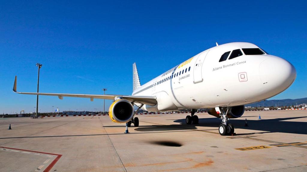 Avión A320 con el nombre de Aitana Bonmatí