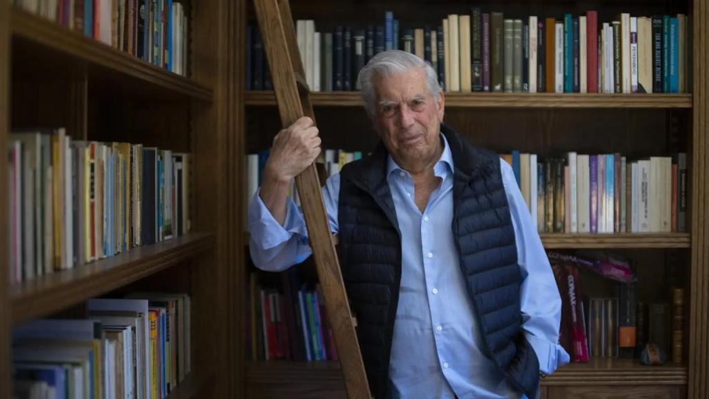 Mario Vargas Llosa, en su despacho-biblioteca en Madrid