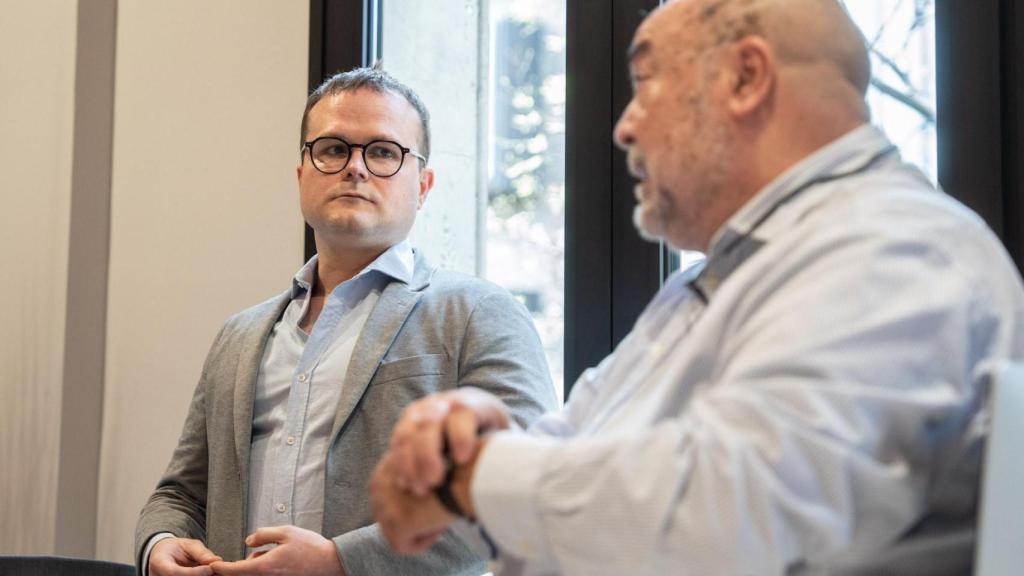 Ignasi Jorro, nuevo director de Crónica Global, escucha las palabras del consejero delegado, Xavier Salvador