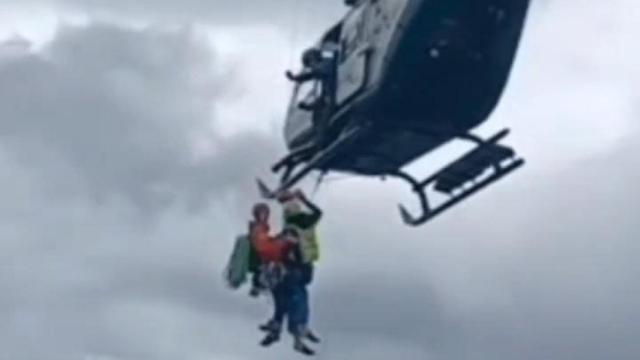 La Unidad Aérea de la Guardia Civil de Huesca rescata a dos montañeros, uno de ellos con una posible fisura en una costilla, en la Cresta Urquiza Olmos