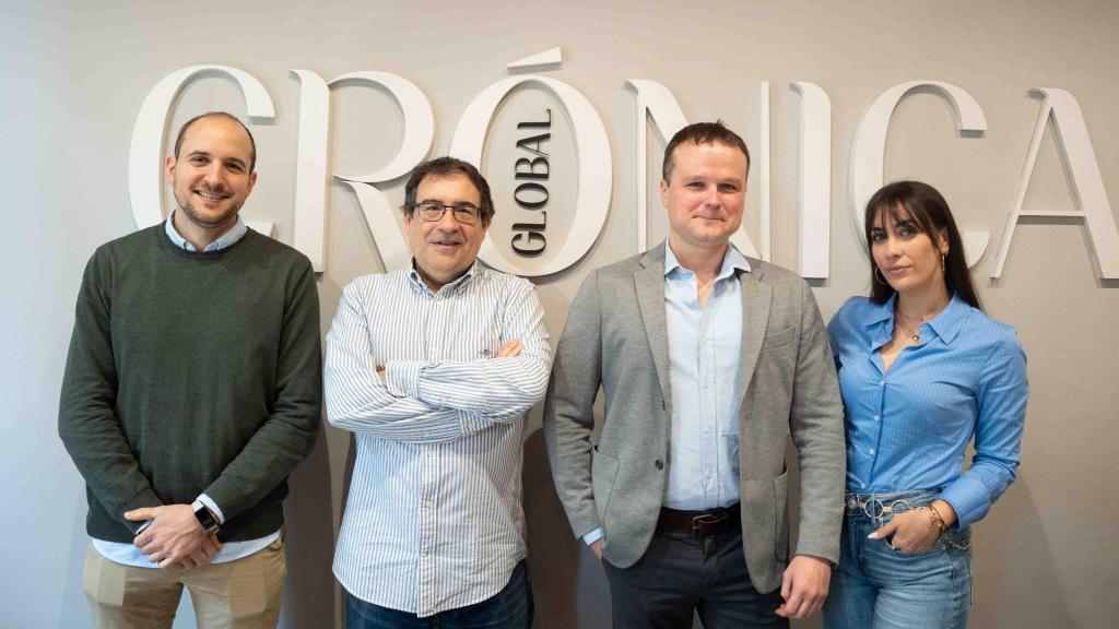 El director de Crónica Global, Ignasi Jorro (2d), acompañado por el director adjunto, Alejandro Tercero (a su izquierda), y los subdirectores Miriam de Saint-Germain (d) y Gerard Mateo (i)