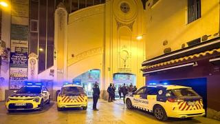 Agentes de la Policía Local de Lloret de Mar (Girona) durante el dispositivo policial en la plaza del Carme.