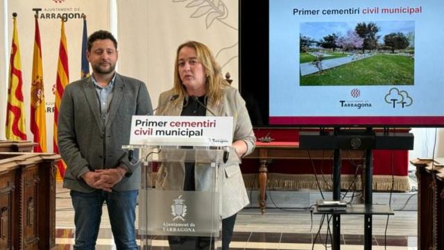 La presidenta de Emserfumt, Ivana Martínez, y el alcalde Rubén Viñuales en la presentación del nuevo cementerio municipal de Tarragona.
