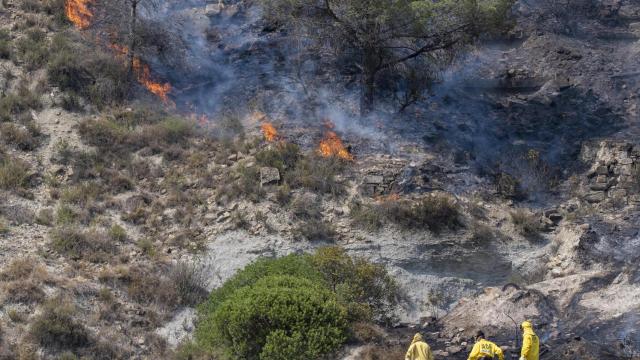 Zona vegetal con fuego afectada por un nuevo incendio cerca del antiguo vertedero del Pont de Vilomara, a 18 de julio de 2022, Barcelona
