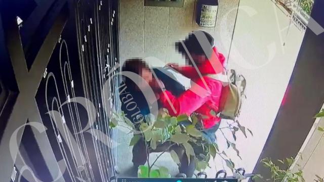 Momento del robo en un portal del barrio de Can Serra de L'Hospitalet de Llobregat