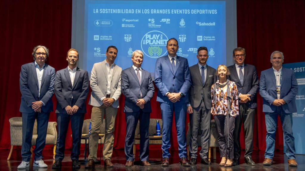 De izquierda a derecha: Jordi Portabella (FC Barcelona), Xavier Bernat (Aigües de Barcelona), Berni Álvarez (Generalitat), Felipe Campos (Aigües de Barcelona), Susana Closa (Institut Barcelona Esports), Jordi Cambra (Reial Club de Tennis Barcelona) e Ignasi Cubiñá (Reial Club de Tennis Barcelona)
