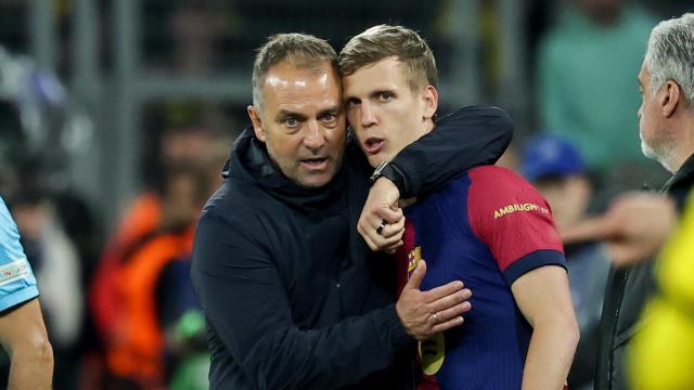 Hansi Flick abraza a Dani Olmo antes de salir a jugar