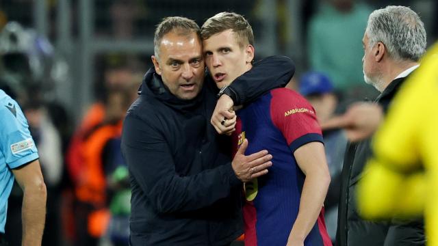 Hansi Flick abraza a Dani Olmo antes de salir a jugar