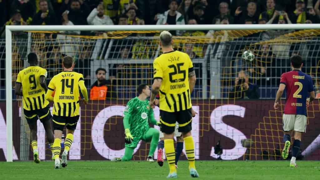 Guirassy, de penalti, marca el primer gol del Dortmund