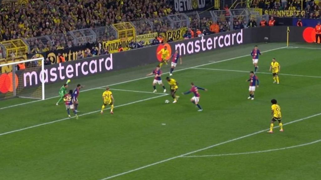 El pésimo despeje de Ronald Araujo ante el Borussia Dortmund (2)