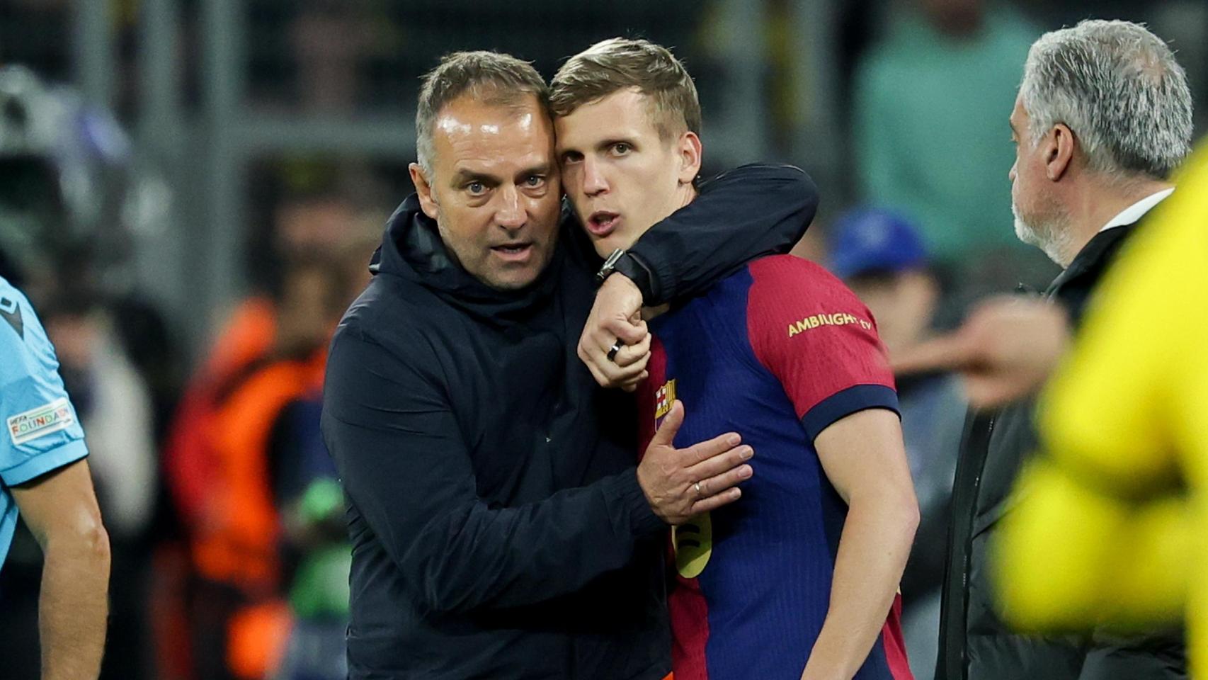 Hansi Flick abraza a Dani Olmo antes de salir a jugar