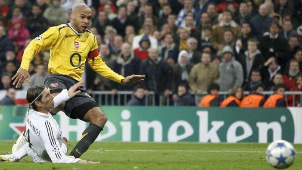 Remate de Henry que supuso el gol del Arsenal